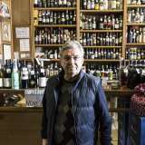 Viale Japigia � la strada dove pullula la vita del quartiere e dove sono presenti la maggior parte degli esercizi commerciali. Il 63enne Pietro ci mostra la sua enoteca nei pressi dell�incrocio con via Archita: � qui da 45 anni (foto di Gennaro Gargiulo)
